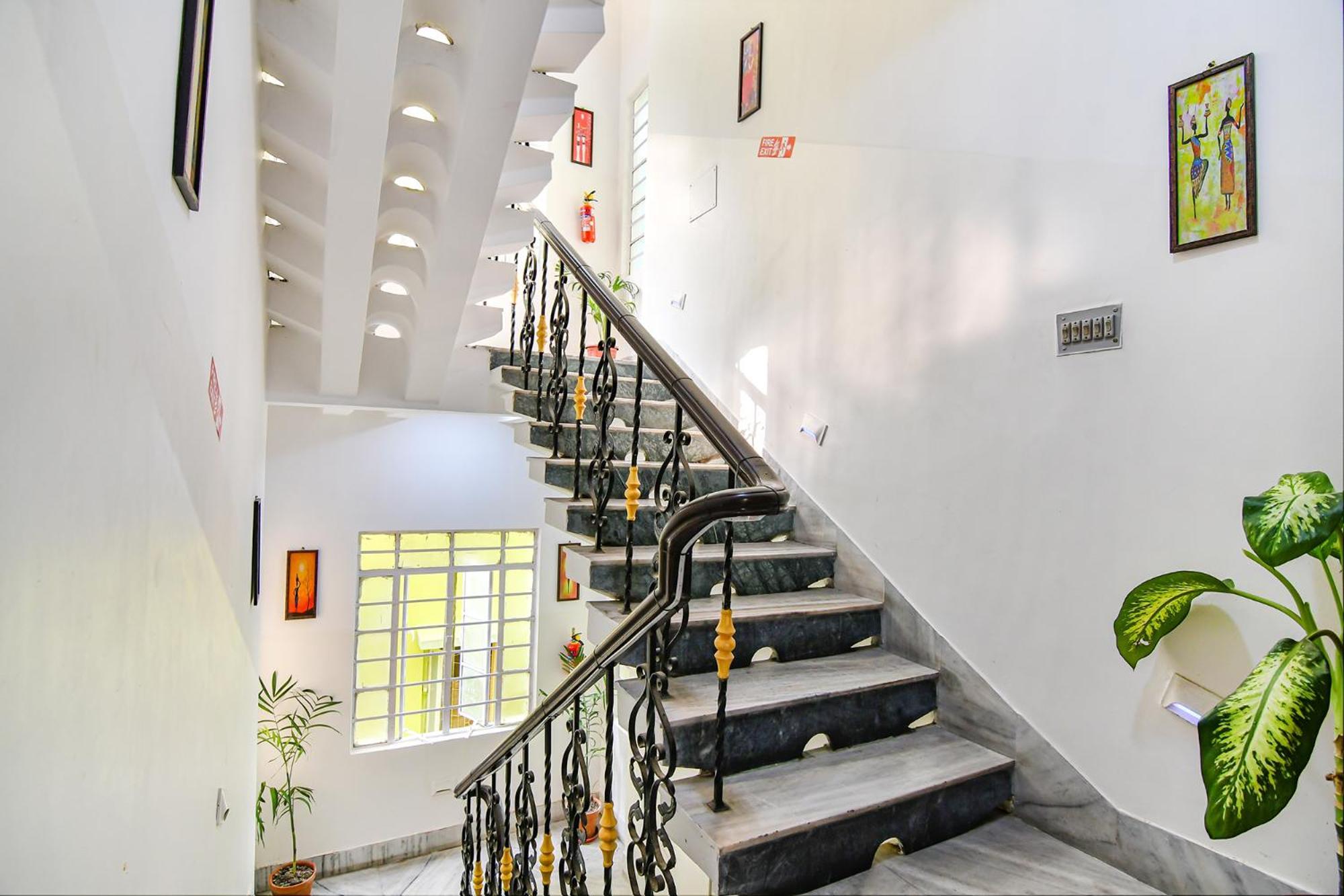 Fabexpress Astoria House Hotel Kolkata Exterior photo